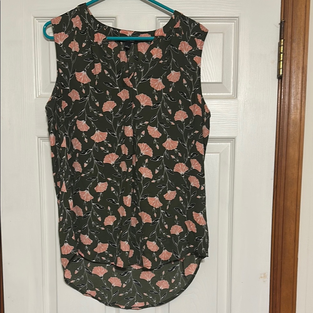 Women’s size Large Roz & Ali Floral Sleeveless Top